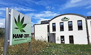 Im März 2021 hatte die Polizei den Hanfzeit-Laden in Steinheim ausgeräumt. Mehr als drei Jahre später wird vorm Amtsgericht Höxter verhandelt. - Madita Schellenberg Im März 2021 hatte die Polizei den Hanfzeit-Laden in Steinheim ausgeräumt. Mehr als drei Jahre später wird vorm Amtsgericht Höxter verhandelt. - Madita Schellenberg