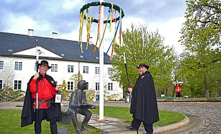 Thomas Dullweber (l.) und Peter Dürr freuen sich auf das Bundestreffen der deutschen Gilde für Nachtwächter, Türmer und Figuren, das erstmals in Espelkamp stattfindet. - Merkur Group Thomas Dullweber (l.) und Peter Dürr freuen sich auf das Bundestreffen der deutschen Gilde für Nachtwächter, Türmer und Figuren, das erstmals in Espelkamp stattfindet. - Merkur Group