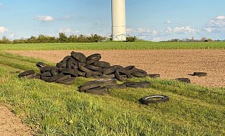 Illegal wurden diese alten Reifen mitten in der freien Landschaft entsorgt. - Stadt Espelkamp Illegal wurden diese alten Reifen mitten in der freien Landschaft entsorgt. - Stadt Espelkamp