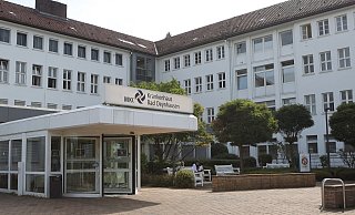 Bereits seit 1903 gibt es ein Krankenhaus in Bad Oeynhausen. Das jetzige Gebäude wurde 1953 eingeweiht und mehrfach erweitert. - Jörg Stuke Bereits seit 1903 gibt es ein Krankenhaus in Bad Oeynhausen. Das jetzige Gebäude wurde 1953 eingeweiht und mehrfach erweitert. - Jörg Stuke
