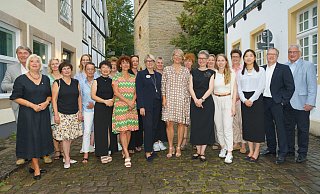 Im Ratskeller hat sich der Lions Club Rheda-Wiedenbrück gegründet. Gründungspräsidentin des neuen Lions Clubs ist Susanne Mittag (13.v.l.), erste Vizepräsidentin ist Nicole Kirschner (15.v.l.). - Andreas Kirschner foto-wd.de Im Ratskeller hat sich der Lions Club Rheda-Wiedenbrück gegründet. Gründungspräsidentin des neuen Lions Clubs ist Susanne Mittag (13.v.l.), erste Vizepräsidentin ist Nicole Kirschner (15.v.l.). - Andreas Kirschner foto-wd.de