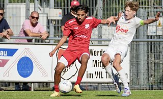 Der VfL Theesen mit Leandro Gashi (l.) hielt gut dagegen im Spiel gegen Spitzenreiter FC Iserlohn. - Peter Unger Der VfL Theesen mit Leandro Gashi (l.) hielt gut dagegen im Spiel gegen Spitzenreiter FC Iserlohn. - Peter Unger