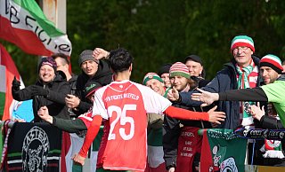Luan Ekinci feiert mit den treuen Fans des VfB Fichte den wichtigen 4:1-Derbyerfolg über den TuS Jöllenbeck. Er selbst traf gleich drei Mal im Derby. - Peter Unger Luan Ekinci feiert mit den treuen Fans des VfB Fichte den wichtigen 4:1-Derbyerfolg über den TuS Jöllenbeck. Er selbst traf gleich drei Mal im Derby. - Peter Unger