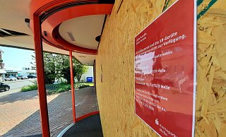 Die Sparkasse im niedersächsischen Teil von Bruchmühlen ist nach der Automaten-Sprengung lange geschlossen. Foto: Niklas Krämer - Niklas Krämer Die Sparkasse im niedersächsischen Teil von Bruchmühlen ist nach der Automaten-Sprengung lange geschlossen. Foto: Niklas Krämer - Niklas Krämer