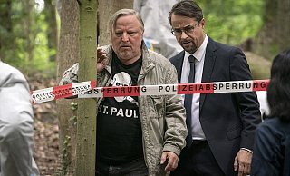Angefasst: Frank Thiel (Axel Prahl, l.) trifft mit Prof. Karl-Friedrich Börne (Jan Josef Liefers) am Tatort ein. - WDR/Molina Film/Thomas Kost Angefasst: Frank Thiel (Axel Prahl, l.) trifft mit Prof. Karl-Friedrich Börne (Jan Josef Liefers) am Tatort ein. - WDR/Molina Film/Thomas Kost