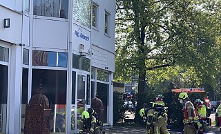 Zimmerbrand in einem Wohn- und Geschäftshaus an der Breslauer Straße in Paderborn. - Feuerwehr Paderborn Zimmerbrand in einem Wohn- und Geschäftshaus an der Breslauer Straße in Paderborn. - Feuerwehr Paderborn
