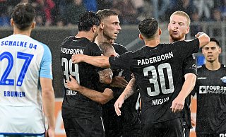 SCP-Stürmer Felix Platte (Mitte) nimmt nach seinem 1:0-Treffer Glückwünsche von Adriano Grimaldi, Sebastian Klaas (verdeckt), Florent Muslija und Kai Klefisch entgegen. - Imago Images SCP-Stürmer Felix Platte (Mitte) nimmt nach seinem 1:0-Treffer Glückwünsche von Adriano Grimaldi, Sebastian Klaas (verdeckt), Florent Muslija und Kai Klefisch entgegen. - Imago Images