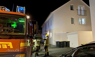 In einem Kellerraum einer Doppelhaus-Hälfte am Wietheimer Weg löschte die Bad Lippspringer Feuerwehr brennenden Unrat. - Ralph Meyer In einem Kellerraum einer Doppelhaus-Hälfte am Wietheimer Weg löschte die Bad Lippspringer Feuerwehr brennenden Unrat. - Ralph Meyer