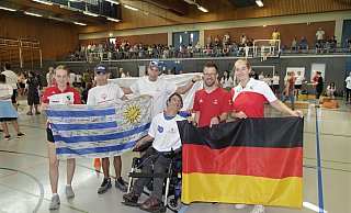 Gäste aus Uruguay verleihen dem inklusiven Sportfest Win-Together 2023 internationales Flair. Die Veranstaltung genießen Paula Boß (Stadtsportverband, v.l.), Leichtathlet Marvin Darin, Basketballer Inake Nakle (beide Delegation Uruguay), Marc Förster, Steffen Rammert (beide TuRa Elsen) und Anna Wegener (Stadtsportverband). - © Agentur KlickVeröffentlichung nur gegen Honorarzahlung. Gäste aus Uruguay verleihen dem inklusiven Sportfest Win-Together 2023 internationales Flair. Die Veranstaltung genießen Paula Boß (Stadtsportverband, v.l.), Leichtathlet Marvin Darin, Basketballer Inake Nakle (beide Delegation Uruguay), Marc Förster, Steffen Rammert (beide TuRa Elsen) und Anna Wegener (Stadtsportverband). - © Agentur KlickVeröffentlichung nur gegen Honorarzahlung.
