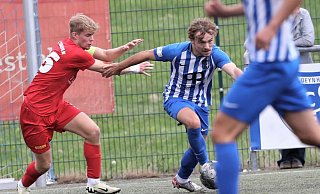 Der auffälligste und torgefährlichste FCO-Spieler: Jarne Bühlmann (r.), hier gegen VfL-Kapitän Henrik Lüdke. - Egon Bieber Der auffälligste und torgefährlichste FCO-Spieler: Jarne Bühlmann (r.), hier gegen VfL-Kapitän Henrik Lüdke. - Egon Bieber