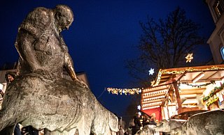 Der Schweinebrunnen erstrahlt im Lichterglanz. - Lino Mirgeler Der Schweinebrunnen erstrahlt im Lichterglanz. - Lino Mirgeler