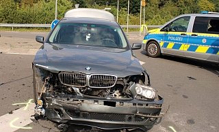 Der BMW war nach der Kollision nicht mehr fahrbereit und musste abgeschleppt werden. - Polizei Minden-Lübbecke Der BMW war nach der Kollision nicht mehr fahrbereit und musste abgeschleppt werden. - Polizei Minden-Lübbecke