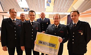 „Einsatzleiter-Koller“ im Rahmen zum Abschied für den neuen Kreisbrandmeister Stefan Nostiz (2. v.r.) von seinen Kameraden: Markus Knipping (v. l.), Jürgen Vorwick, Sebastian Ewen, Stefan Reitemeyer und Marius Ulrich. - Thomas Kube „Einsatzleiter-Koller“ im Rahmen zum Abschied für den neuen Kreisbrandmeister Stefan Nostiz (2. v.r.) von seinen Kameraden: Markus Knipping (v. l.), Jürgen Vorwick, Sebastian Ewen, Stefan Reitemeyer und Marius Ulrich. - Thomas Kube