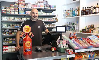Servet Demir betreibt Nikos' Kiosk seit April. - Anthea Moschner Servet Demir betreibt Nikos' Kiosk seit April. - Anthea Moschner