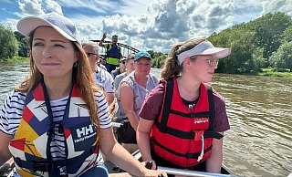 Eine Bootsfahrt, die ist lustig: Mit dem Drachenboot geht es über die Weser. - Bues Eine Bootsfahrt, die ist lustig: Mit dem Drachenboot geht es über die Weser. - Bues