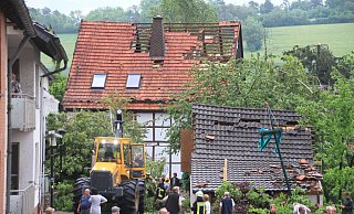 Noch am Freitagabend finden sich in Lütmarsen etliche Bewohner ein, um bei den Aufräumarbeiten zu helfen. Die Schaulustigen kamen dann später am Wochenende in den Ort. - David Schellenberg Noch am Freitagabend finden sich in Lütmarsen etliche Bewohner ein, um bei den Aufräumarbeiten zu helfen. Die Schaulustigen kamen dann später am Wochenende in den Ort. - David Schellenberg