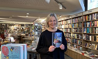 Verkäuferin Tanja Huckemann von der Bonifatius Buchhandlung, empfielt den Roman "Der späte Ruhm der Mrs. Quinn" von Olivia Ford als Last-Minute-Geschenk. - Gesa John Verkäuferin Tanja Huckemann von der Bonifatius Buchhandlung, empfielt den Roman "Der späte Ruhm der Mrs. Quinn" von Olivia Ford als Last-Minute-Geschenk. - Gesa John