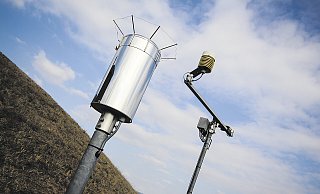 Alle zehn Minuten werden Niederschlag, Boden- und Lufttemperatur, Windrichtung und -geschwindigkeit, Luftfeuchte und Sonnenscheindauer von der Wetterstation Drenke in 242 Metern gemeldet. Nun wird sie vom Abwasserwerk betreut. - David Schellenberg Alle zehn Minuten werden Niederschlag, Boden- und Lufttemperatur, Windrichtung und -geschwindigkeit, Luftfeuchte und Sonnenscheindauer von der Wetterstation Drenke in 242 Metern gemeldet. Nun wird sie vom Abwasserwerk betreut. - David Schellenberg