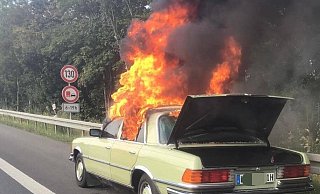 Der Oldtimer stand völlig in Flammen. - Feuerwehr Paderborn Der Oldtimer stand völlig in Flammen. - Feuerwehr Paderborn