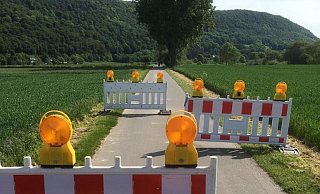 Der Kreis Minden-Lübbecke hat unmittelbar nach dem NW-Bericht reagiert und das autofreie Teilstück des Weserradweges mit mobilen Absperrungen gegen unerlaubten Autoverkehr gesichert. - Kreis Minden-Lübbecke Der Kreis Minden-Lübbecke hat unmittelbar nach dem NW-Bericht reagiert und das autofreie Teilstück des Weserradweges mit mobilen Absperrungen gegen unerlaubten Autoverkehr gesichert. - Kreis Minden-Lübbecke