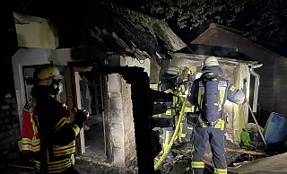 In der Nähe der Promenade war in einer Kleingartenanlage ein Feuer ausgebrochen. - Charlotte Mahncke In der Nähe der Promenade war in einer Kleingartenanlage ein Feuer ausgebrochen. - Charlotte Mahncke