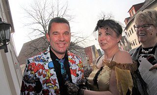 Bisher haben die närrischen Weiber, hier Christina Burg (Mitte) und Anke Rüsenberg, dem Bürgermeister Carsten Torke die Krawatte gestutzt und dann das Rathaus belagert. Künftig bleiben die Rathaustüren an Weiberfastnacht aber zu. - Madita Schellenberg Bisher haben die närrischen Weiber, hier Christina Burg (Mitte) und Anke Rüsenberg, dem Bürgermeister Carsten Torke die Krawatte gestutzt und dann das Rathaus belagert. Künftig bleiben die Rathaustüren an Weiberfastnacht aber zu. - Madita Schellenberg