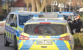 Schlägerei am Bahnhof: Die Polizei ist mit mehreren Einsatzfahrzeugen vor Ort. - Ulf Hanke Schlägerei am Bahnhof: Die Polizei ist mit mehreren Einsatzfahrzeugen vor Ort. - Ulf Hanke
