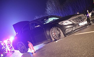 Auf der Bielefelder Straße kam es am Freitagabend zu einem Zusammenstoß zwischen einem Seat und einem Mercedes. - Jan-Henrik Gerdener Auf der Bielefelder Straße kam es am Freitagabend zu einem Zusammenstoß zwischen einem Seat und einem Mercedes. - Jan-Henrik Gerdener