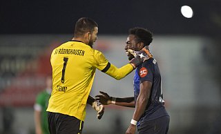 Tiago Estevao, Torhüter des SV Rödinghausen (r.), holt mit der rechten Hand aus und trifft Phillip Aboagye im Gesicht. Dafür sieht der Keeper die Rote Karte. - Jens Dünhölter Tiago Estevao, Torhüter des SV Rödinghausen (r.), holt mit der rechten Hand aus und trifft Phillip Aboagye im Gesicht. Dafür sieht der Keeper die Rote Karte. - Jens Dünhölter