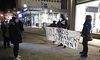 Drei Protestler platzierten sich am 17. Januar am Mindener Scharn neben der Route der Demonstranten gegen Corona-Maßnahmen. Dafür bekamen die Gegendemonstranten eine Anzeige. - MT-Archiv Drei Protestler platzierten sich am 17. Januar am Mindener Scharn neben der Route der Demonstranten gegen Corona-Maßnahmen. Dafür bekamen die Gegendemonstranten eine Anzeige. - MT-Archiv