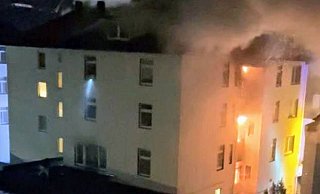 Dieser Screenshot eines Anwohnervideos entstand sieben Minuten nach dem ersten Notruf. Aus dem Dach zieht bereits dichter Rauch. Offene Flammen sind aber nur im Treppenhaus zu sehen. - NW Dieser Screenshot eines Anwohnervideos entstand sieben Minuten nach dem ersten Notruf. Aus dem Dach zieht bereits dichter Rauch. Offene Flammen sind aber nur im Treppenhaus zu sehen. - NW