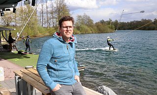 Betreiber Markus Padberg an der Bahn 2, auf der gerade eine Gruppe des Wasserskiclubs Paderborn-Sande auf Wakeboards ihre Runden dreht. - Holger Kosbab Betreiber Markus Padberg an der Bahn 2, auf der gerade eine Gruppe des Wasserskiclubs Paderborn-Sande auf Wakeboards ihre Runden dreht. - Holger Kosbab