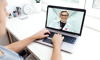 Ärztlicher Rat rund um die Uhr. Telemedizin und Online-Sprechstunden werden in Zukunft immer häufiger und sollen auch eine Antwort auf den Ärztemangel auf dem Land sein. - picture alliance/dpa/BKK Mobil Oil Ärztlicher Rat rund um die Uhr. Telemedizin und Online-Sprechstunden werden in Zukunft immer häufiger und sollen auch eine Antwort auf den Ärztemangel auf dem Land sein. - picture alliance/dpa/BKK Mobil Oil