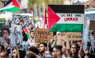 Bundesweit demonstrieren Menschen für Palästina und solidarisieren sich dabei auch mit der Hamas. Und nicht immer bleibt es friedlich. - Christoph Schmidt Bundesweit demonstrieren Menschen für Palästina und solidarisieren sich dabei auch mit der Hamas. Und nicht immer bleibt es friedlich. - Christoph Schmidt