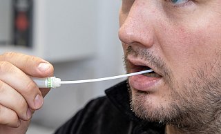 Jeder gesunde Mensch zwischen 17 und 55 Jahren ist eingeladen, sich am 3. Juni bei seiner örtlichen Feuerwehr als potenzieller Stammzellspender in die Datenbank der DKMS aufnehmen zu lassen. - picture alliance/dpa Jeder gesunde Mensch zwischen 17 und 55 Jahren ist eingeladen, sich am 3. Juni bei seiner örtlichen Feuerwehr als potenzieller Stammzellspender in die Datenbank der DKMS aufnehmen zu lassen. - picture alliance/dpa