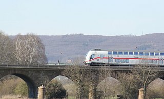 Die Planungen zur neuen ICE-Trasse laufen weiter - abseits der Öffentlichkeit. Ein Intercity fährt vor der Kulisse des Wiehengebirges über die Weserflut-Eisenbahnbrücke an der Königstraße in Bad Oeynhausen. - Ulf Hanke Die Planungen zur neuen ICE-Trasse laufen weiter - abseits der Öffentlichkeit. Ein Intercity fährt vor der Kulisse des Wiehengebirges über die Weserflut-Eisenbahnbrücke an der Königstraße in Bad Oeynhausen. - Ulf Hanke