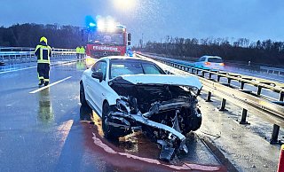 Der verunglückte AMG-Mercedes kommt an der Mittelschutzplanke der A44 auf der Richtungsfahrbahn Kassel zum Stehen. - Feuerwehr Büren Der verunglückte AMG-Mercedes kommt an der Mittelschutzplanke der A44 auf der Richtungsfahrbahn Kassel zum Stehen. - Feuerwehr Büren