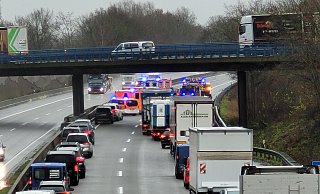 Drei Autos waren an dem Unfall beteiligt. Die Rettungskrfäte brachten zwei Kinder ins Krankenhaus. - Gerald Dunkel Drei Autos waren an dem Unfall beteiligt. Die Rettungskrfäte brachten zwei Kinder ins Krankenhaus. - Gerald Dunkel
