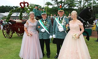 Das Hövelhofer Königspaar Matthias und Annette Vonderheide (r.) hat gemeinsam mit dem Zeremonienmeisterpaar Andreas und Ingeborg Joachim große Freude an der Parade im Schatten des Schützen- und Bürgerhauses. - Schützen Hövelhof Das Hövelhofer Königspaar Matthias und Annette Vonderheide (r.) hat gemeinsam mit dem Zeremonienmeisterpaar Andreas und Ingeborg Joachim große Freude an der Parade im Schatten des Schützen- und Bürgerhauses. - Schützen Hövelhof