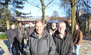 Der Stiftungsvorstand mit Sebastian Otten (v. l.), Patrick Kleibold, Burkhard Nickel, Pater Josef Klingele (vorn), Schulleiter Matthias Nadenau, Pater Thomas Wunram und Marcus Weiß. - Burkhard Battran Der Stiftungsvorstand mit Sebastian Otten (v. l.), Patrick Kleibold, Burkhard Nickel, Pater Josef Klingele (vorn), Schulleiter Matthias Nadenau, Pater Thomas Wunram und Marcus Weiß. - Burkhard Battran