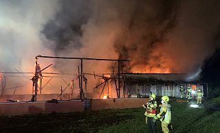 Von dem Gebäude in der Kleingartenanlage Balhorner Feld blieb nur ein Gerippe übrig. - Feuerwehr Paderborn Von dem Gebäude in der Kleingartenanlage Balhorner Feld blieb nur ein Gerippe übrig. - Feuerwehr Paderborn