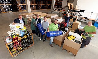 Hilfstransport für Flutopfer: Die Lkw-Fahrer Thomas Fiekens und Stefan Wünnink (in grünen Shirts v.l.) sowie (v.l.) Armin Halfar, Jutta Küster, Jörn Wahl-Schwentker, Thomas Holz und Axel Deppe mit dem Material für die Aufräumarbeiten in Bad Münstereifel. - Wolfgang Rudolf Hilfstransport für Flutopfer: Die Lkw-Fahrer Thomas Fiekens und Stefan Wünnink (in grünen Shirts v.l.) sowie (v.l.) Armin Halfar, Jutta Küster, Jörn Wahl-Schwentker, Thomas Holz und Axel Deppe mit dem Material für die Aufräumarbeiten in Bad Münstereifel. - Wolfgang Rudolf