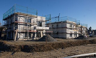 Neun Gebäude sind im ersten Bauabschnitt der Klimaschutzsiedlung auf dem früheren Schillinggelände in Arbeit. Insgesamt sind 88 Wohneinheiten vorgesehen. - Susanne Lahr Neun Gebäude sind im ersten Bauabschnitt der Klimaschutzsiedlung auf dem früheren Schillinggelände in Arbeit. Insgesamt sind 88 Wohneinheiten vorgesehen. - Susanne Lahr