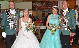 Neue Regenten: Hendrik Risse und Oksana Nachtigall sowie Dagmar und Thomas Beverungen. - Thomas Kube Neue Regenten: Hendrik Risse und Oksana Nachtigall sowie Dagmar und Thomas Beverungen. - Thomas Kube