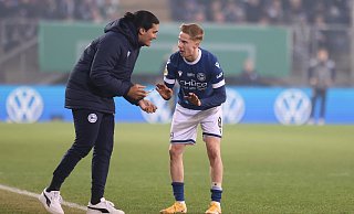 Arminias Co-Trainer Daniel Jara hat sich taktische Anweisungen in die Hand geschrieben. Diese gibt er Mittelfeldspieler Sam Schreck mit auf dem Weg. - Oliver Krato Arminias Co-Trainer Daniel Jara hat sich taktische Anweisungen in die Hand geschrieben. Diese gibt er Mittelfeldspieler Sam Schreck mit auf dem Weg. - Oliver Krato