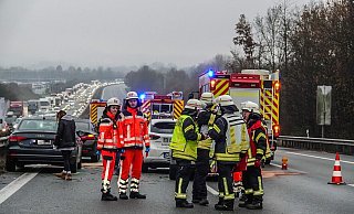 Schwerer Unfall mit mehreren Fahrzeugen auf der A2 in Bielefeld. - Paul Brinkmann Schwerer Unfall mit mehreren Fahrzeugen auf der A2 in Bielefeld. - Paul Brinkmann
