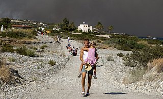 Auf Rhodos müssen Hotels zum Teil evakuiert werden. Die Löhner Reisebüros haben dort derzeit keine Kundinnen und Kunden. - Lefteris Damianidis/dpa Auf Rhodos müssen Hotels zum Teil evakuiert werden. Die Löhner Reisebüros haben dort derzeit keine Kundinnen und Kunden. - Lefteris Damianidis/dpa