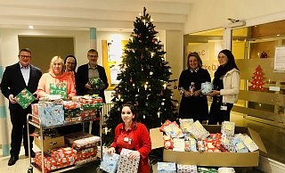Das Christkind war da – und zwar in Gestalt von Löwenmama Susanne Saage und Beate Pfänder, die eine Vielzahl an Weihnachtsgeschenken für Kinder spendeten, die Weihnachten in der Klinik verbringen müssen. - St. Vincenz-Krankenhaus Das Christkind war da – und zwar in Gestalt von Löwenmama Susanne Saage und Beate Pfänder, die eine Vielzahl an Weihnachtsgeschenken für Kinder spendeten, die Weihnachten in der Klinik verbringen müssen. - St. Vincenz-Krankenhaus