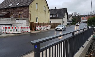 Endlich wieder befahrbar: Erstmals seit Mai rollen wieder Autos und Busse über die Bekebrücke. - Birger Berbüsse Endlich wieder befahrbar: Erstmals seit Mai rollen wieder Autos und Busse über die Bekebrücke. - Birger Berbüsse