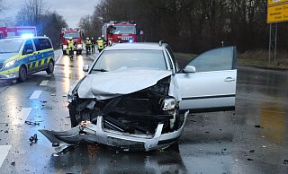 Es entstand hoher Sachschaden an den beiteiligten Fahrzeugen. - Polizei Es entstand hoher Sachschaden an den beiteiligten Fahrzeugen. - Polizei